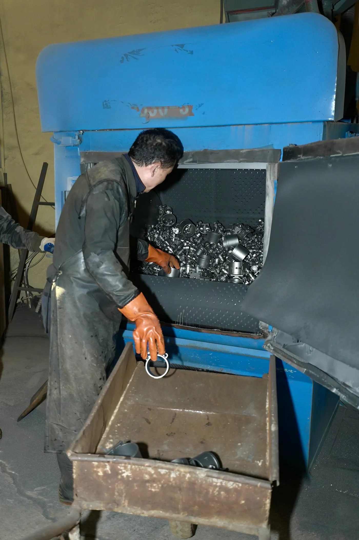 Cleaning ceramic shell from stainless castings
